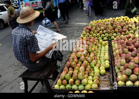 Vendeur Apple à Yangon Banque D'Images