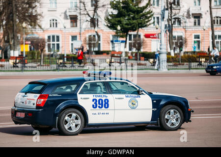 Gomel, Bélarus - Avril 10, 2015 : voiture de police en ville Banque D'Images