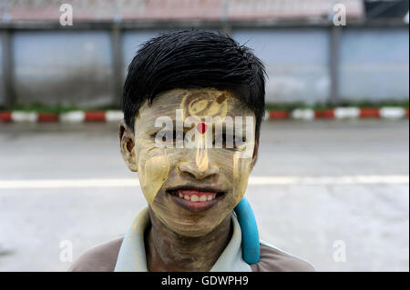Garçon birman avec Thanaka Make-Up Banque D'Images