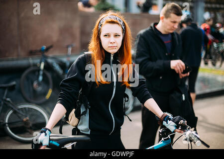 Gomel, Bélarus - 10 Avril 2015 : Young caucasian girl cycliste à l'ouverture de la saison cycliste dans la ville Banque D'Images