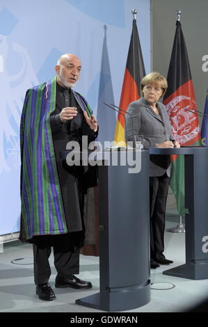 Karzai et Merkel Banque D'Images