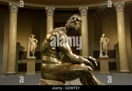 'L'exposition ''Le boxeur romain'' dans l'Altes Museum' Banque D'Images