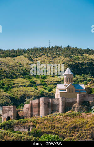 Vue panoramique de la forteresse imprenable forteresse Narikala et église de Saint-Nicolas à Tbilissi, Géorgie. Banque D'Images