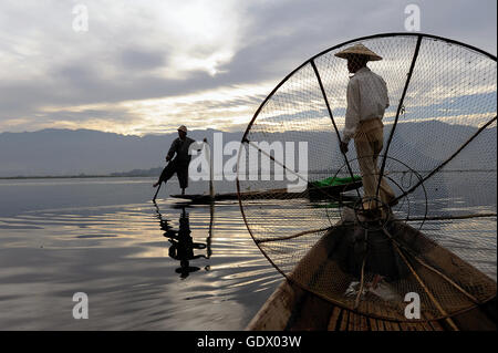 Les pêcheurs du lac Inle Banque D'Images