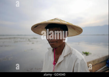 Portrait d'un pêcheur de Lac Inle Banque D'Images