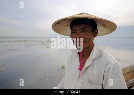 Portrait d'un pêcheur de Lac Inle Banque D'Images