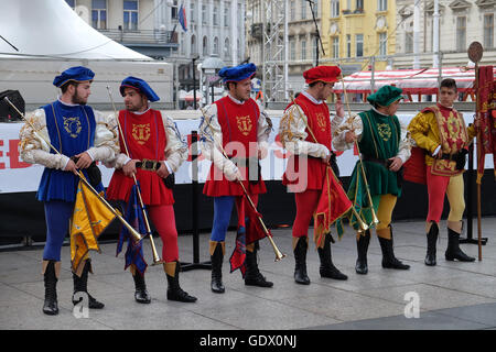 Les membres du groupe folklorique Storici Sbandieratori Contrade de Cori, Cori, Italie, 50e Festival International de Folklore à Zagreb Banque D'Images