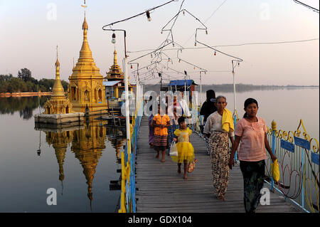 Sur un lac pagode Banque D'Images