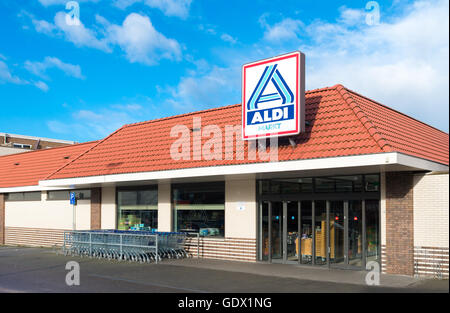 OLDENZAAL, Pays-Bas - 3 novembre, 2015 : Aldi store extérieur. Aldi est une chaîne allemande d'exploitation de votre achat de su Banque D'Images