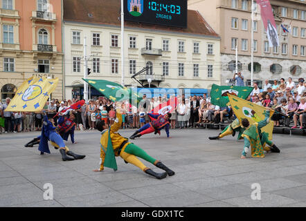 Les membres du groupe folklorique Storici Sbandieratori Contrade de Cori, Cori, Italie, 50e Festival International de Folklore à Zagreb Banque D'Images