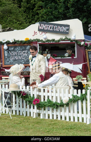 Les gens à l'époque victorienne costumes dans la salle à manger vintage au Thames Festival de bateaux traditionnels, Henley on Thames, Angleterre Banque D'Images