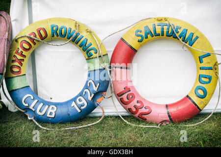 Vintage ceintures / bouées au Thames Festival de bateaux traditionnels, prés de Fawley, Henley on Thames, Oxfordshire, Angleterre Banque D'Images