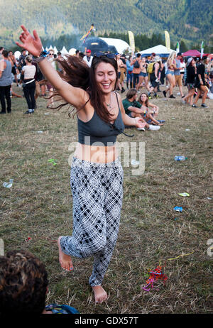 Fans de danse et de DJ Snake au cheer Camp bass scène du Festival de musique de Pemberton. Concert de musique de danse électronique EDM Banque D'Images