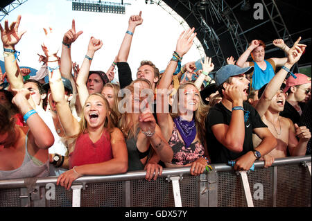 Fans de danse et de DJ Snake au cheer Camp bass scène du Festival de musique de Pemberton. Concert de musique de danse électronique EDM Banque D'Images