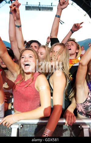 Fans de danse et de DJ Snake au cheer Camp bass scène du Festival de musique de Pemberton. Concert de musique de danse électronique EDM Banque D'Images