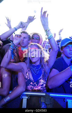 Fans de danse et de DJ Snake au cheer Camp bass scène du Festival de musique de Pemberton. Concert de musique de danse électronique EDM Banque D'Images