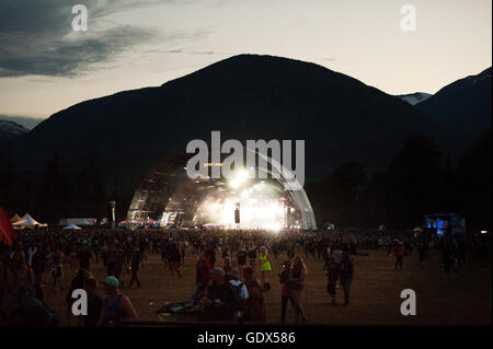 Le Camp de basse scène du Festival de musique de Pemberton. Coucher du soleil sur la scène de la musique de danse électronique EDM. Pemberton, BC Canada Banque D'Images