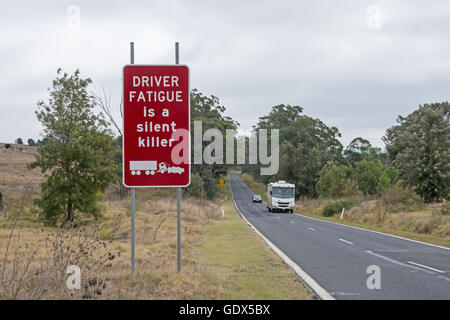 Panneau d'avertissement avisant les automobilistes à faire une pause. Queensland Australie Banque D'Images