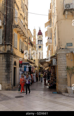 Le clocher de l'Église Saint-spyridon peut être vu dans l'arrière-plan parmi les kantounia animée de Corfou, au centre-ville. Grèce Banque D'Images