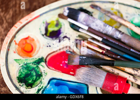 La palette de couleur avec les peintures et pinceaux Banque D'Images