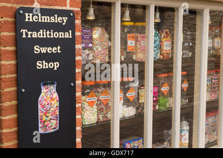 Helmsley Sweet Shop traditionnels, Helmsley, North Yorkshire - close-up de signer et de rangées de bocaux doux sur l'affichage dans la fenêtre. Banque D'Images