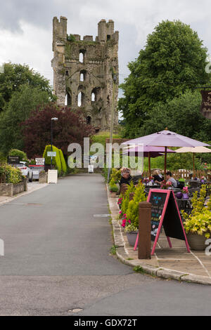 Vue sur le trottoir café sur le chemin menant à la grande tour est du château médiéval - Helmsley, Yorkshire du Nord. Banque D'Images