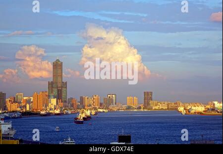 Belle vue sur le port et les toits de Kaohsiung, dans le sud de Taïwan Banque D'Images