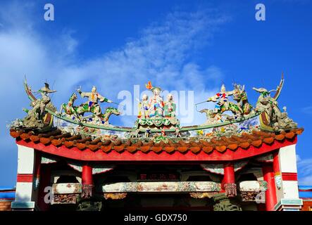 Un temple chinois avec des décorations colorées de guerriers mythologiques Banque D'Images