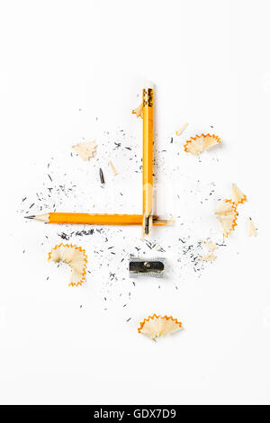 Crayon, taille-crayon métal et copeaux sur fond blanc. Vertical image. Banque D'Images