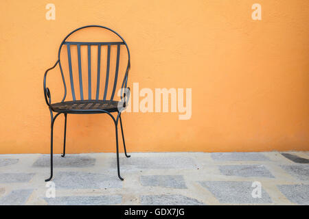 Des chaises sont placées à l'extérieur Banque D'Images