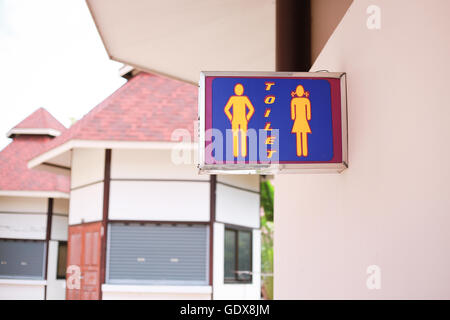 Toilettes signe sur le mur de ciment Banque D'Images