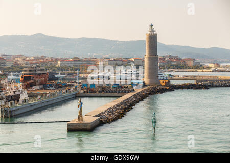 'Madonna dei popoli' Madonna de la statue et le phare de Livourne Livourne Livourne / port Italie Banque D'Images