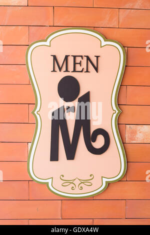 Signe moderne sur le mur de brique de toilettes. "Hommes" de texte Banque D'Images