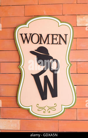 Signe moderne sur le mur de brique de toilettes. Texte 'femmes' Banque D'Images