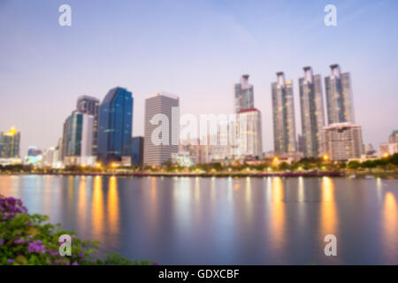Résumé de blur bokeh crépuscule urbain et reflètent la lumière de fond de l'eau Banque D'Images