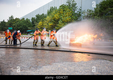 Attaque les pompiers le feu au cours d'un exercice d'entraînement. Banque D'Images