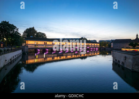 Barrage Barrage Vauban illuminée la nuit, La Petite France, Strasbourg, Alsace, France, Europe Banque D'Images