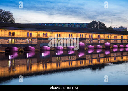 Barrage Barrage Vauban illuminée la nuit, La Petite France, Strasbourg, Alsace, France, Europe Banque D'Images