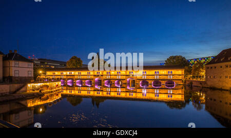 Barrage Barrage Vauban illuminée la nuit, La Petite France, Strasbourg, Alsace, France, Europe Banque D'Images
