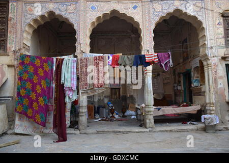 Vêtements accrochant dans une ancienne haveli de mandawa, Rajasthan, Inde Banque D'Images