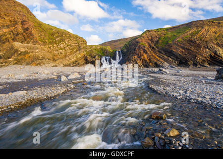 La cascade de Welcombe bouche, Cornwall, Angleterre. Banque D'Images