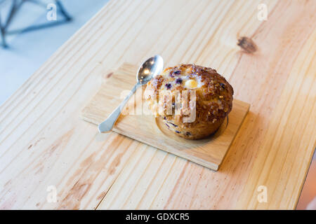 Muffins banane noix et chocolat blanc avec fond en bois cuillère Banque D'Images