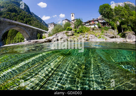 Dans Splitpicture la rivière Verzasca de l'église Madonna Degli Angeli, Lavertezzo, Valle Verzasca, Tessin, Suisse Banque D'Images