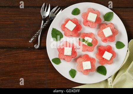 Apéritif d'été délicatesse Sucrée salée - pastèque avec du fromage à pâte molle Banque D'Images