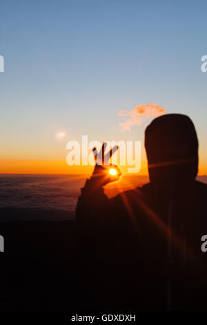 En regardant le coucher du soleil au sommet du tourisme de Volcan Mauna Kea, Hawaii Banque D'Images