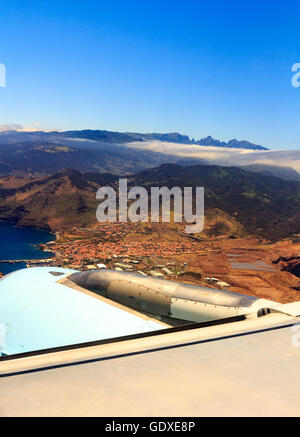 Belle vue aérienne de l'avion avant l'atterrissage sur la ville de Funchal sur l'île de Madère, Portugal Banque D'Images