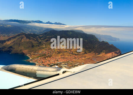 Belle vue aérienne de l'avion avant l'atterrissage sur la ville de Funchal sur l'île de Madère, Portugal Banque D'Images