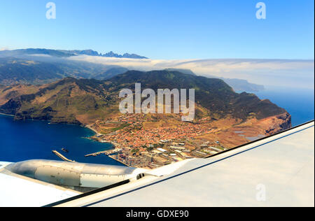 Belle vue aérienne de l'avion avant l'atterrissage sur la ville de Funchal sur l'île de Madère, Portugal Banque D'Images