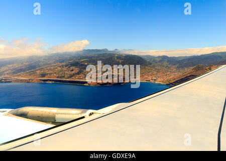 Belle vue aérienne de l'avion avant l'atterrissage sur la ville de Funchal sur l'île de Madère, Portugal Banque D'Images