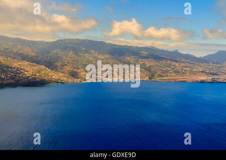 Belle vue aérienne de l'avion avant l'atterrissage sur la ville de Funchal sur l'île de Madère, Portugal Banque D'Images